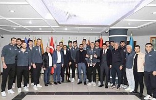 Şampiyon voleybol takımı kupayı Başkan Özcan’a...