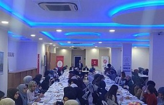 Üniversiteli gençler iftarda buluştu