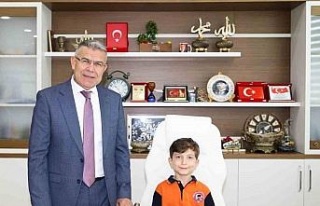 Başkan Güler koltuğunu çocuklara emanet etti