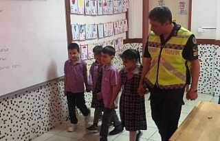 Jandarma ekipleri öğrencileri bilgilendirdi