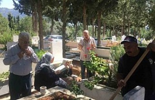 Kemer Mezarlığı’nda bayram yoğunluğu