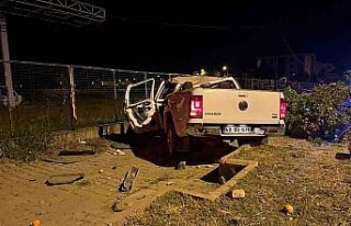 Kontrolden çıkan kamyonet takla attı: 1 ölü 3...