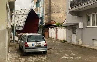 Köşk’te fırtına etkili oldu, bir binanın çatısı...