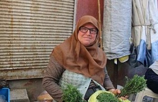 Sabah ezanı sonrası toplanıyor, kokusu cezbediyor