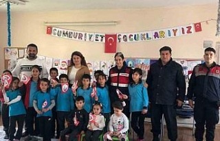 Serçin Mahallesi’ndeki öğrencilere Jandarma tanıtıldı