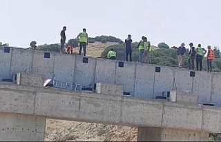 Aydın-Denizli Otoyolu’nda çalışan işçiler...