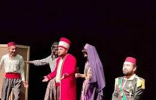Efeler’de ’Hamdi’nin İşleri Orta Oyunu’...