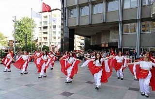 Halk oyunları gösterileri ilgiyle izlendi
