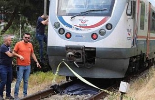 Karşı geçmek isteyen yaşlı kadın trenin altında...