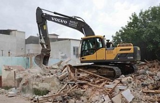 Koruma alanındaki metruk bina yıkıldı