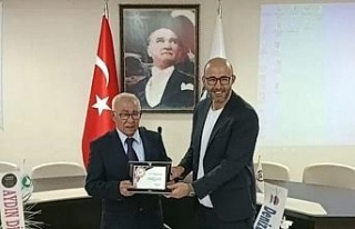 Meslekte 50. yıl onur plaketini oğlu Başkan Zencirci’nin...