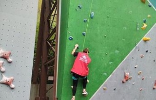 Olimpik tırmanma duvarına çıkan gençler adrenalini...