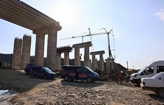 Otoyol inşaatında vinç devrildi: 1 ölü