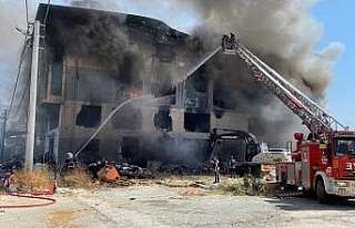 Aydın’da depodaki yangın 16 saattir sönmedi