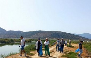 Bafa Gölü’nden bir kamyon çöp çıktı
