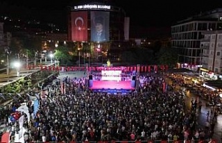 Binlerce Aydınlı kent meydanında bir araya geldi