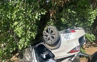 Çine’de refüje çarpan otomobil takla attı: 2...