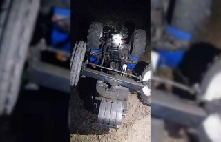 Devrilen traktörün altında kalan şahıs hayatını...