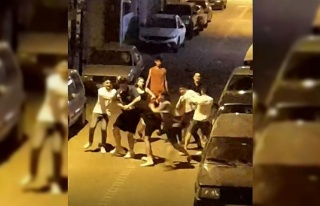 Gençler tekme yumruk birbirine girdi
