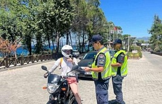 Jandarma sürücüleri hem denetledi hem bilgilendirdi