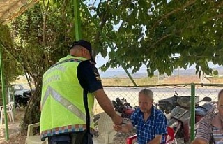 Jandarma traktör sürücülerini bilgilendirdi