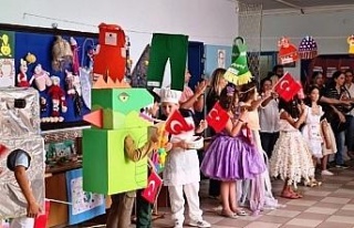 Minikler, çevrenin önemine hazırladıkları defile...