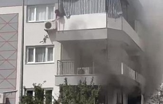 Önce kedisini kurtardı, sonra kurtarılmayı bekledi