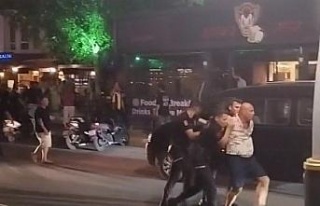 Çılgına dönen grubu polis bile ayıramadı, kimse...