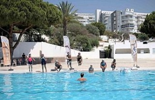 Kuşadası’nda çocuklar yazın keyfini yüzme eğitimiyle...