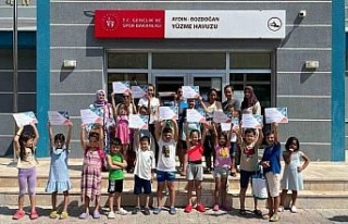 Eğitimlerini tamamlayan minikler sertifikalarına...