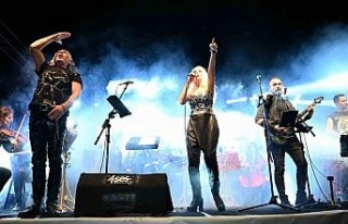 Kuşadası Sokak Festivali düzenlenen konserler ile...