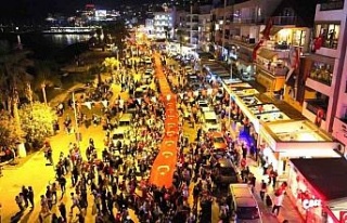 Kuşadası’nda on binler Cumhuriyet için yürüdü