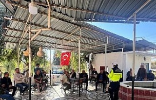 Aydın’da traktör sürücülerine reflektör eğitimi
