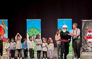 Başkan Yetişkin, Efeler’in çocuklarını tiyatroyla...