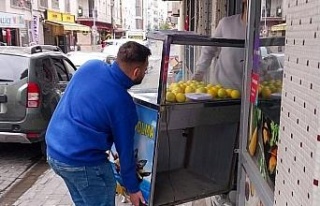 Efeler’de kaldırımlar işgalden arındırılıyor