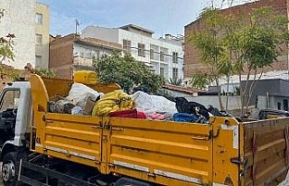 Efeler’deki evden 2 kamyon çöp çıktı