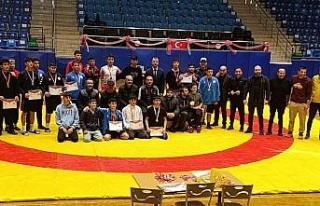 Genç güreşçiler şampiyonluk için ter döktü