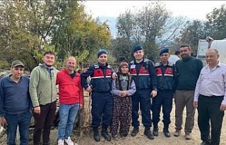 Kayıp Alzheimer hastası yaşlı kadını jandarma...