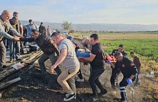 Viraja hızlı giren otomobil ve motosiklet ardı...