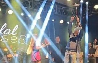 Yenipazar’da sahneye çıkan sanatçıya drone ile...
