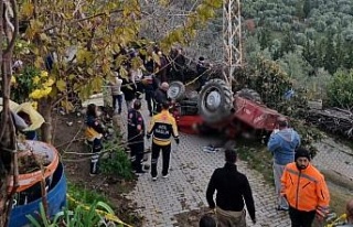 Devrilen traktörün altında kalan şahıs hayatını...