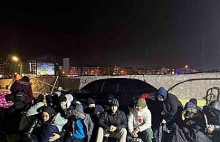 Jandarma ekipleri Kuşadası’nda 30 düzensiz göçmen...