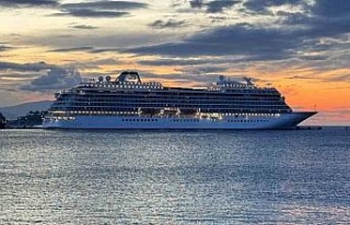 Lüks yolcu gemisi Kuşadası’na demir attı