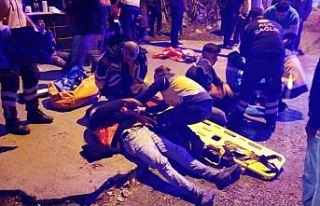 Motosikletle çarpışarak savrulan ticari araç,...