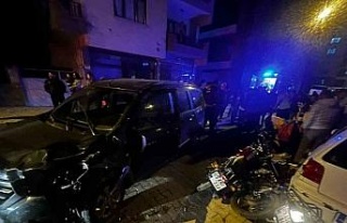 İki motosiklet, otomobil ile kafa kafaya çarpıştı:...