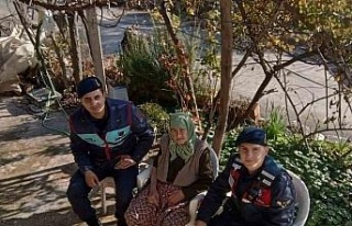 Jandarma yaşlı çınarları unutmuyor