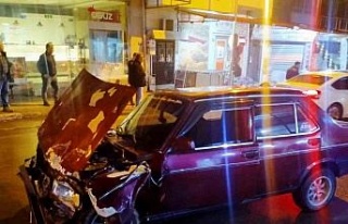 Kamyonetle çarpışan otomobil kullanılamaz hale...