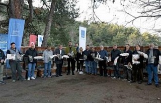 Kuşadası Belediyesi’nden arıcılara malzeme desteği