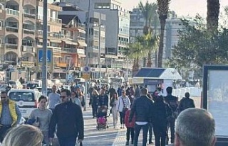 Kuşadası’nda güneşi gören sahile koştu