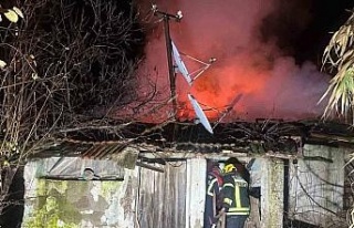 Nazilli’de alevlere teslim olan metruk ev küle...